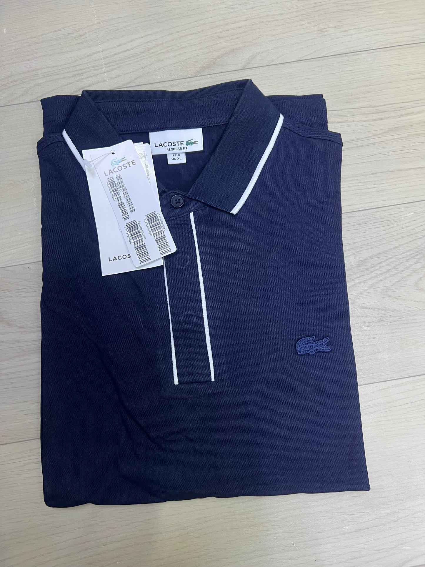 Polo Lacoste bleu de nuit pour homme – élégance et style intemporel