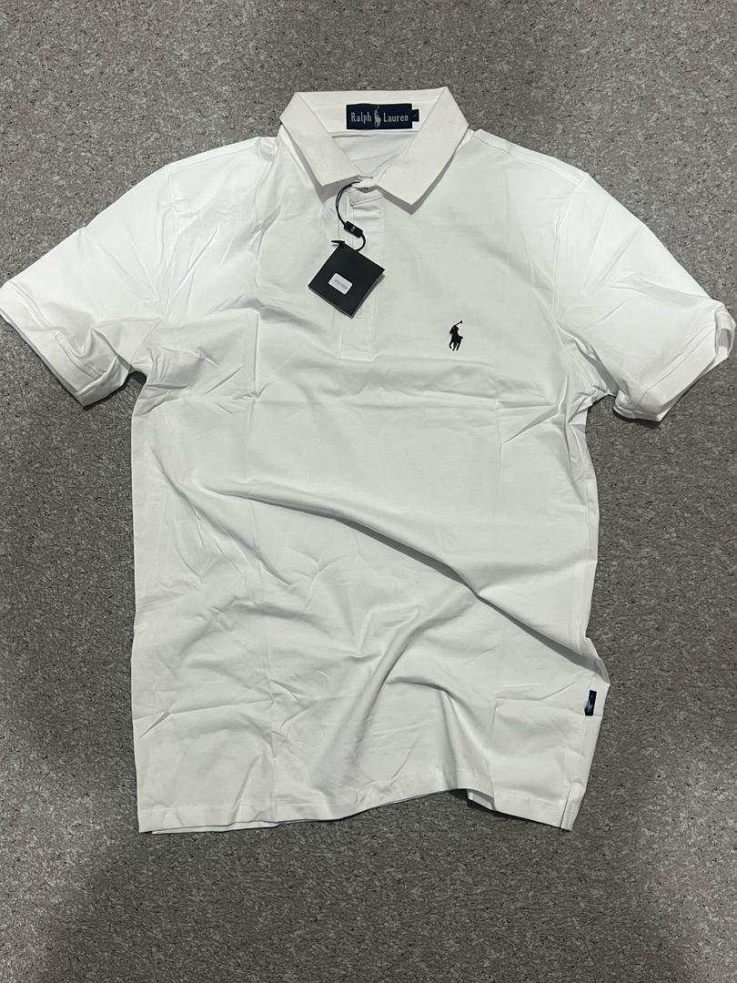 Polo blanc uni classique — Élégance et simplicité