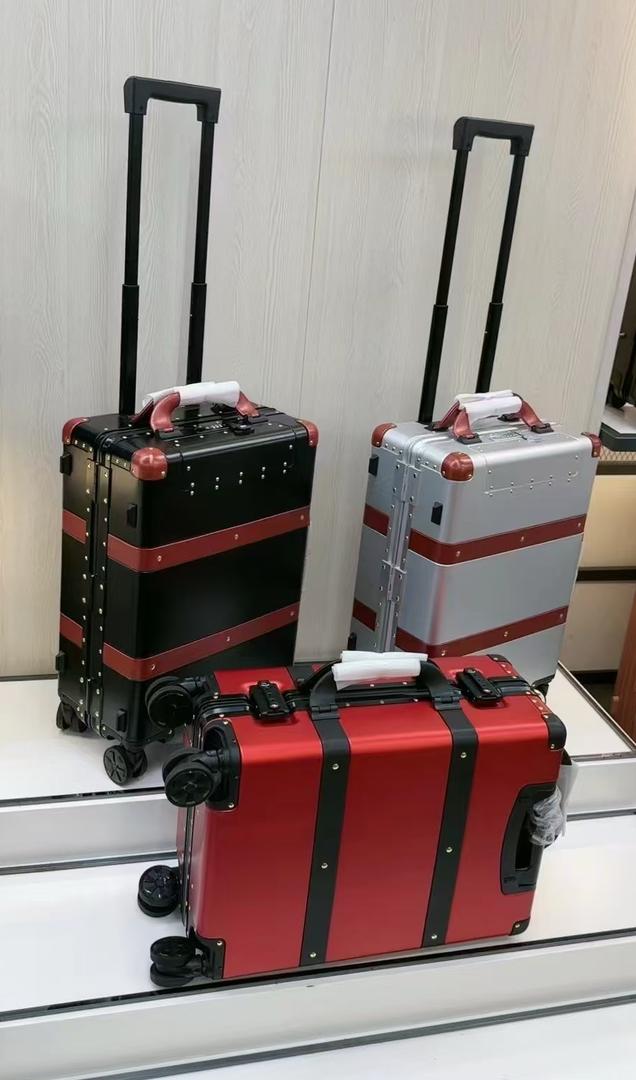 Valise Rétro Aluminium – Style Luxueux et Robuste