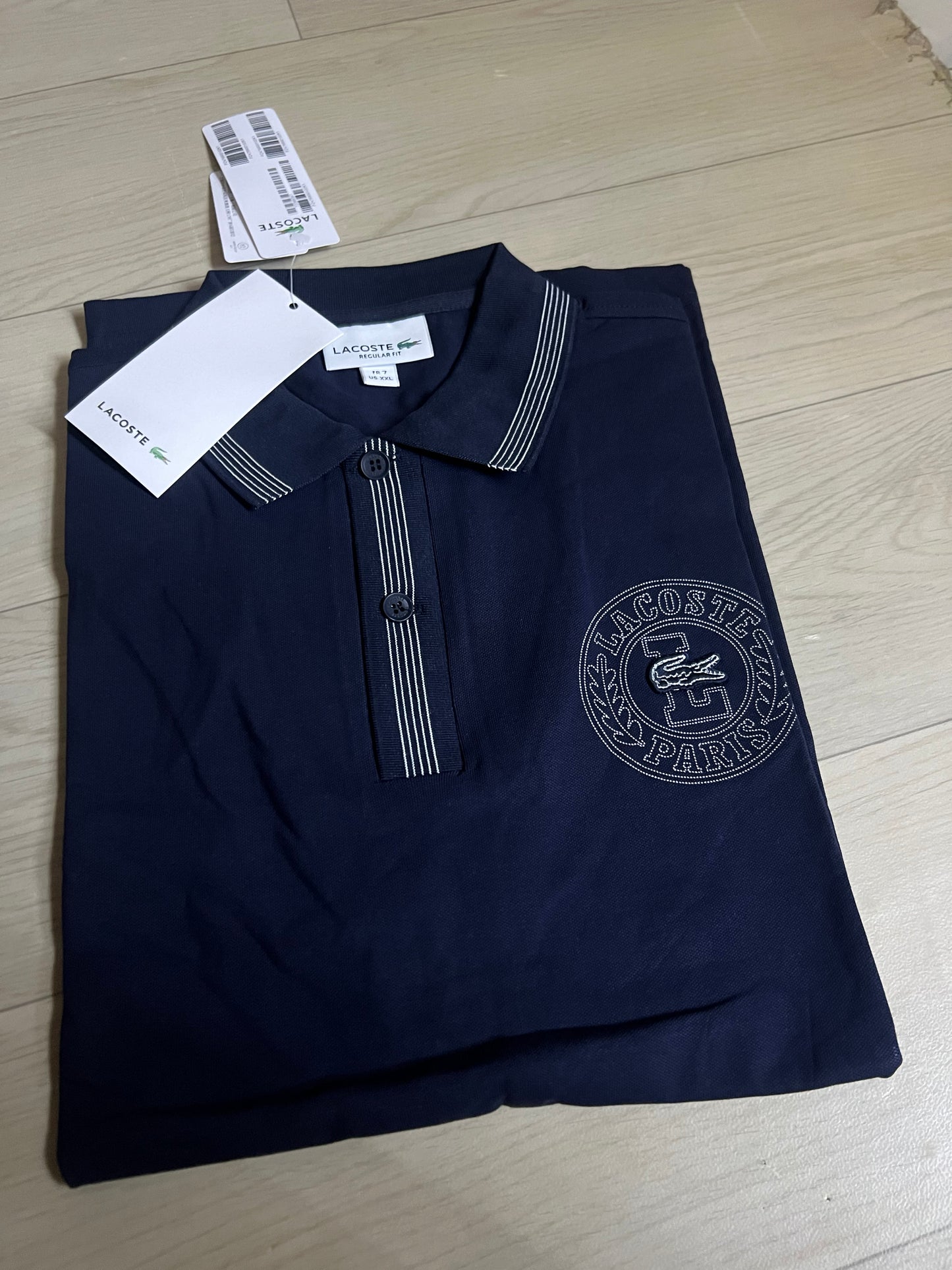 Polo Lacoste bleu brodé pour homme – élégance classique et confort absolu