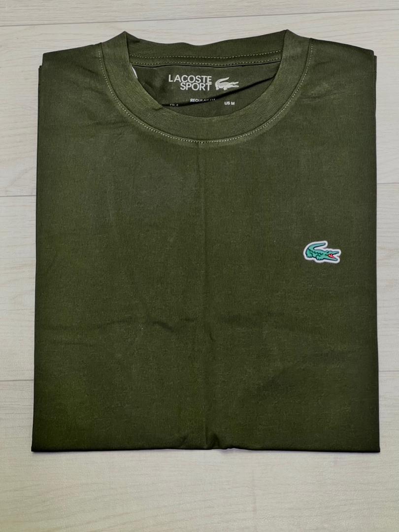 T-Shirt Vert Militaire Lacoste – Style Tendance & Élégance Décontractée