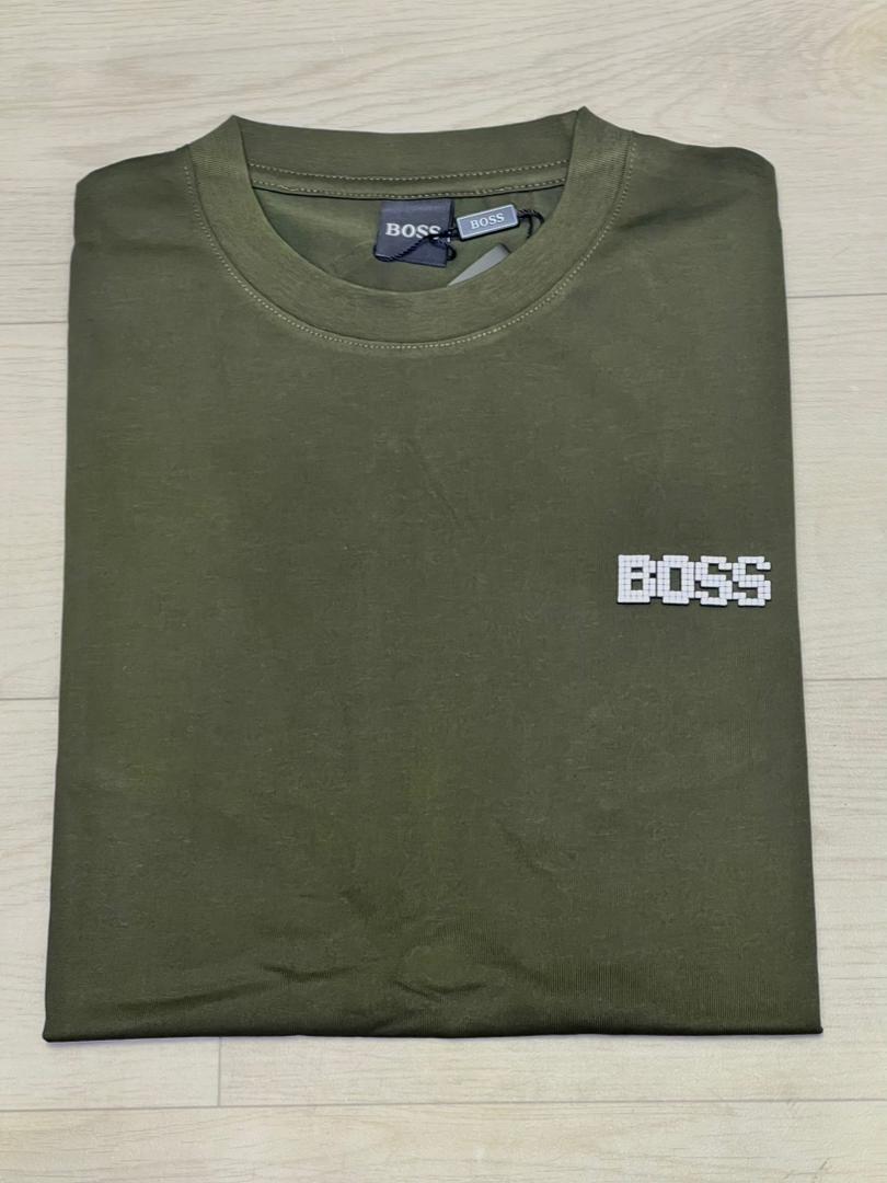 T-Shirt Vert Militaire BOSS – Caractère & Élégance Urbaine